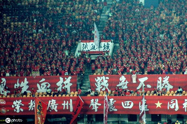 尽管得到了费兰-托雷斯的公开支持，但是包括莱万、京多安、德容、特尔施特根在内的关键球员对哈维的管理感到不满，包括他的执教方法，尤其是哈维在战术上缺少解决方案。